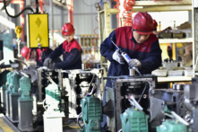 Nhân viên đang thao tác máy tại một nhà máy ở Thanh Châu, tỉnh Sơn Đông phía đông Trung Quốc, hôm 30/11/2023. (Ảnh: STR/AFP qua Getty Images)