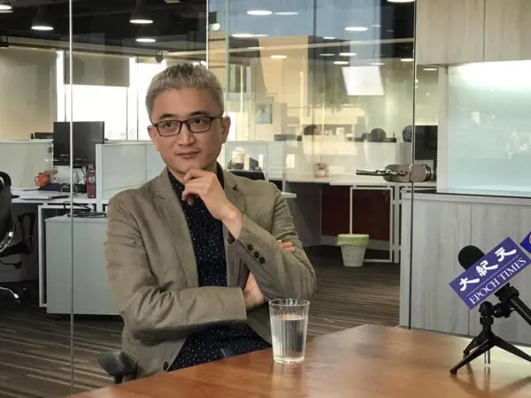 Ông Ethan Vưu Dĩ Khâm (Ethan Yi-chin Tu), người sáng lập PTT và Phòng thí nghiệm AI Đài Loan, trong một cuộc phỏng vấn với ấn bản Hoa ngữ của The Epoch Times. (Ảnh: Yi-hsin Lee/The Epoch Times)