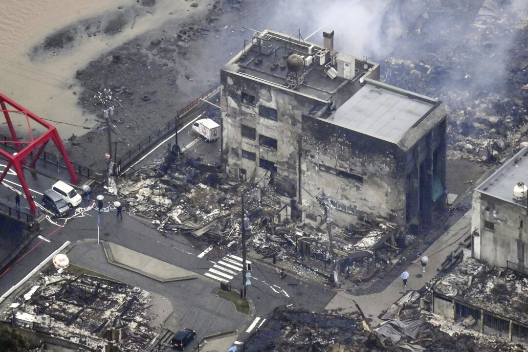 Khói trắng bốc lên từ một tòa nhà bị hỏa hoạn do động đất ở Wajima, quận Ishikawa, Nhật Bản, hôm 03/01/2024. (Ảnh: Kyodo News qua AP Photo)