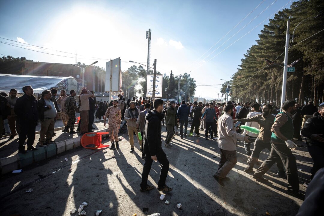 Người dân tụ tập sau một vụ nổ ở Kerman, Iran, hôm 03/01/2024. (Ảnh: Mahdi Karbakhsh Ravari/AP Photo)