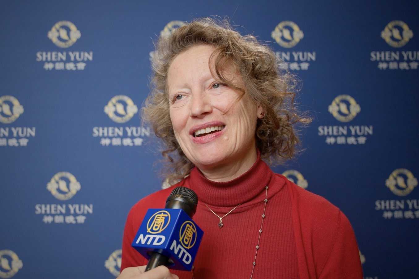 Bà Stefania Maggini thưởng thức chương trình Nghệ thuật Biểu diễn Shen Yun tại Nhà hát Maggio Musicale Fiorentino, ở thành phố Florence, nước Ý, hôm 27/12/2023. (Ảnh: Đài truyền hình NTD)