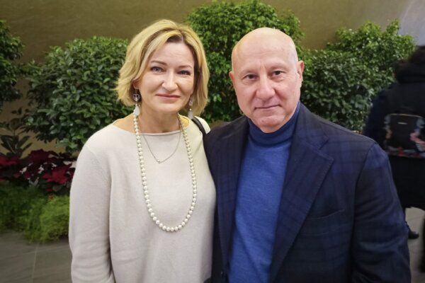 Bà Tiana và ông Claudio Marinangeli tham dự chương trình Nghệ thuật Biểu diễn Shen Yun tại Nhà hát Teatro del Maggio Musicale Fiorentino, thành phố Florence, nước Ý, hôm 30/12/2023. (Ảnh: Leo Botna/The Epoch Times)