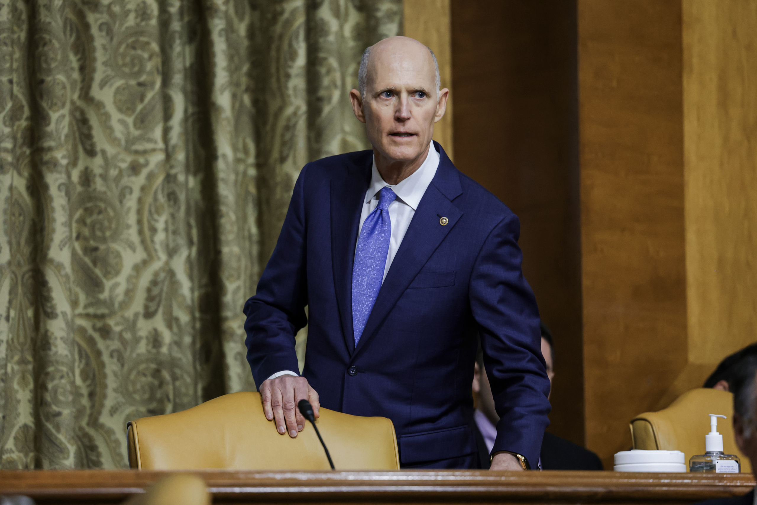 Thượng nghị sĩ Hoa Kỳ Rick Scott (Cộng Hòa-Florida) đến trong khi Giám đốc Văn phòng Quản lý và Ngân sách Shalanda Young đang điều trần trước Ủy ban Ngân sách Thượng viện tại Tòa nhà Văn phòng Thượng viện Dirksen vào ngày 30/03/2022, ở Hoa Thịnh Đốn. (Ảnh: Kevin Dietsch/Getty Images)