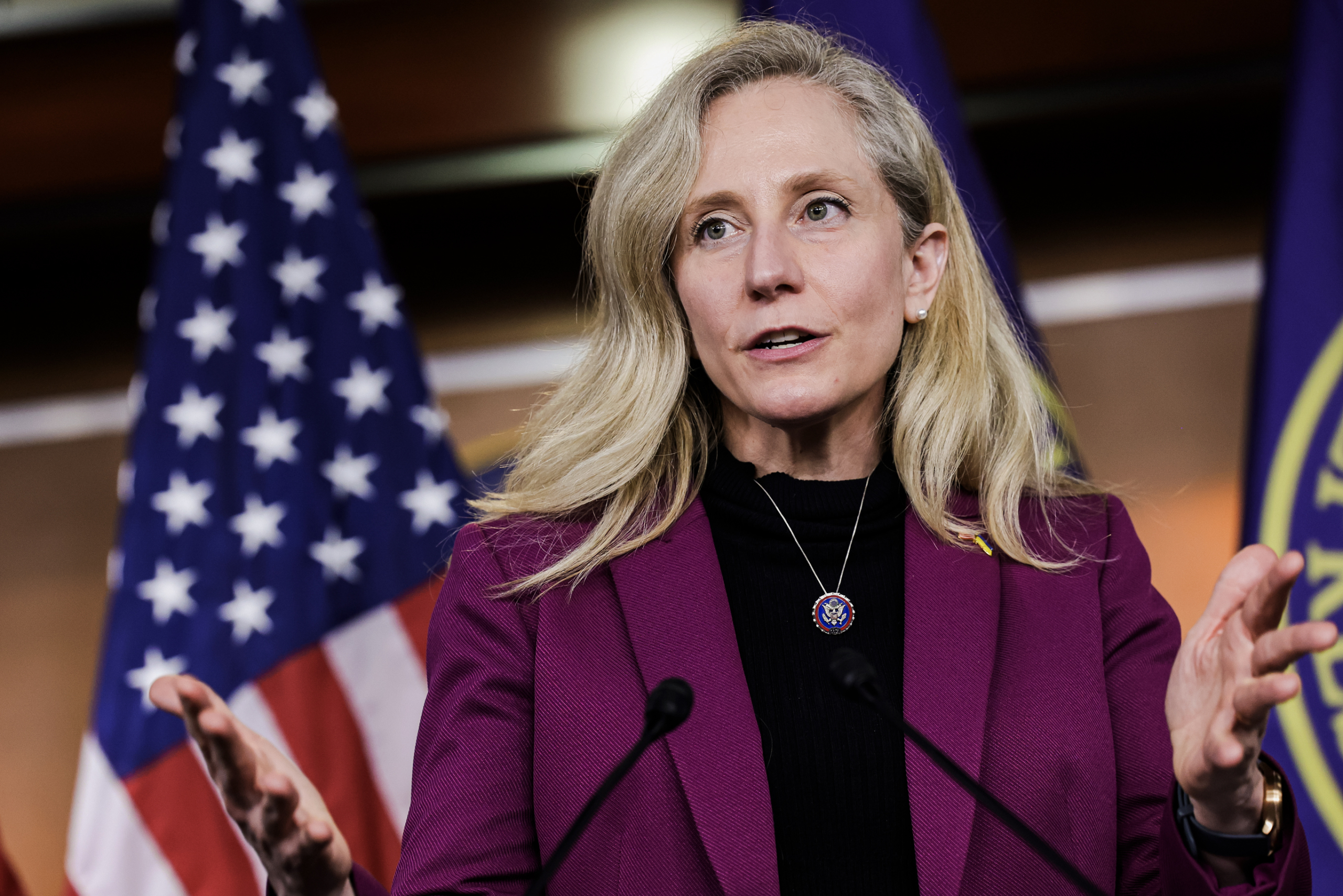 Dân biểu Hoa Kỳ Abigail Spanberger (Dân Chủ-Virginia) nói về việc cấm giao dịch chứng khoán đối với các nghị sĩ Quốc hội tại cuộc họp báo ở Capitol Hill vào ngày 07/04/2022 ở Hoa Thịnh Đốn. (Ảnh: Kevin Dietsch/Getty Images)