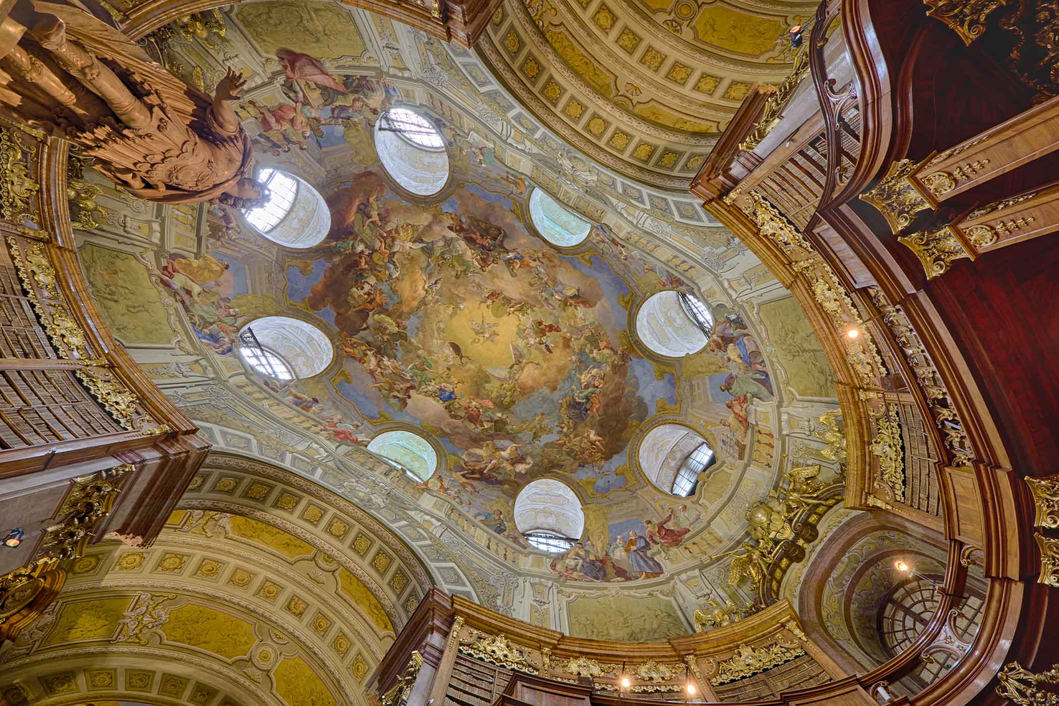 Hình ảnh mái trần của Đại sảnh Quốc gia, Thư viện Quốc gia Áo. (Ảnh: Evgeny Shmulev/Shutterstock)