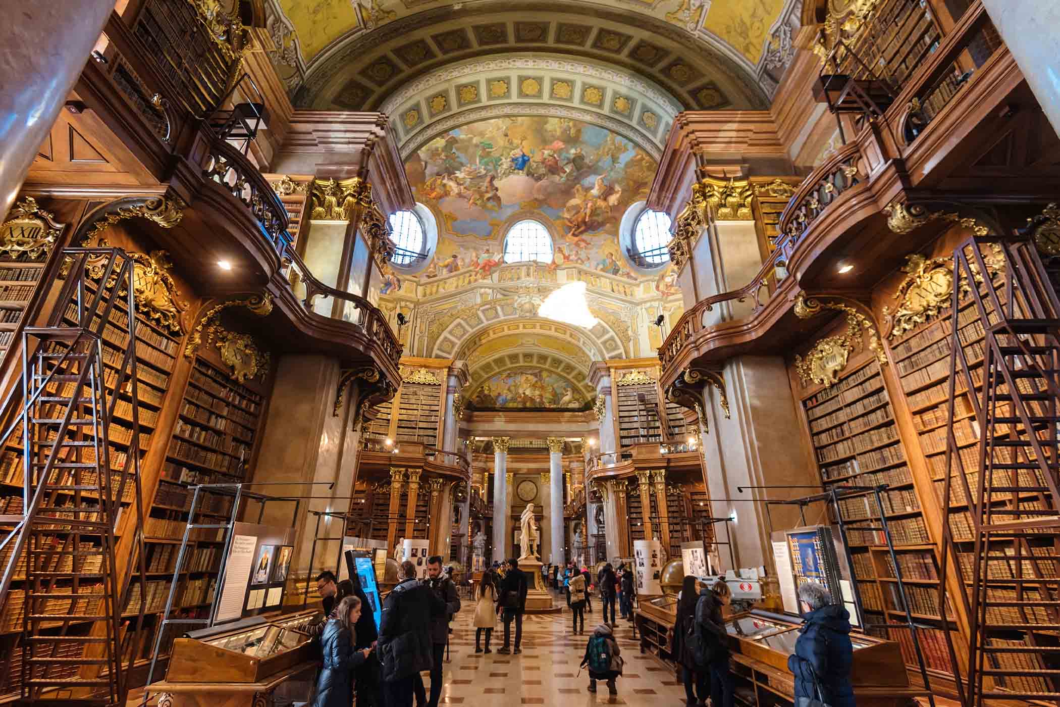 Bên trong Thư viện Quốc gia Áo. (Ảnh: aliaksei kruhlenia/Shutterstock)