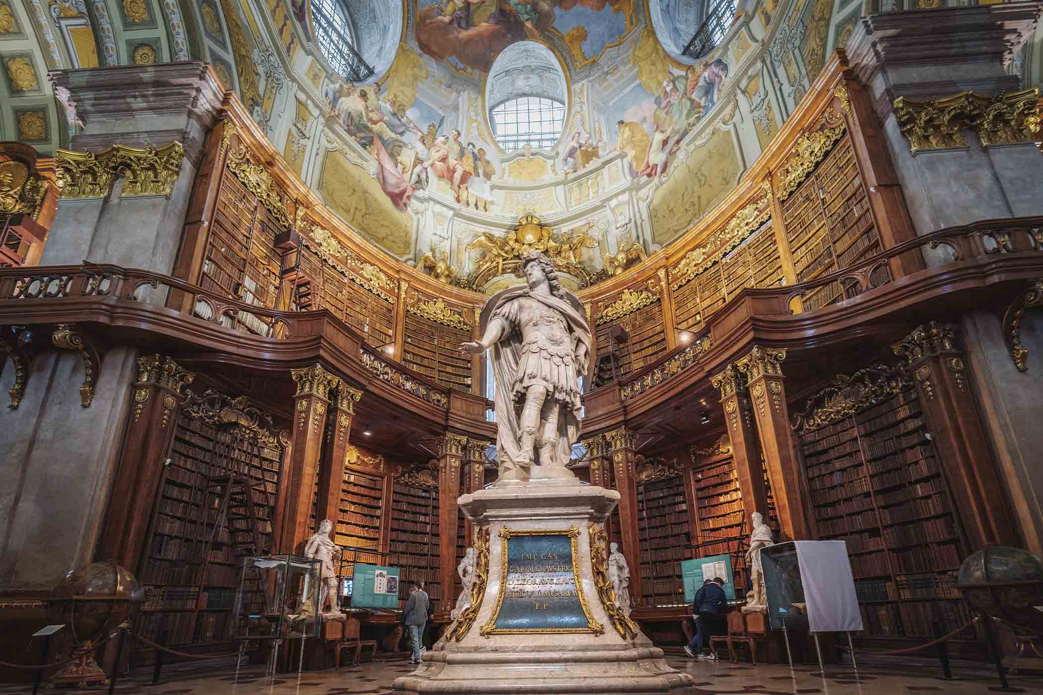 Một bức tượng của Hoàng đế Charles Đệ tứ bên trong Đại sảnh Quốc gia của Thư viện Quốc gia Áo ở thành phố Vienna, Áo. (Ảnh: Diego Grandi/Shutterstock)