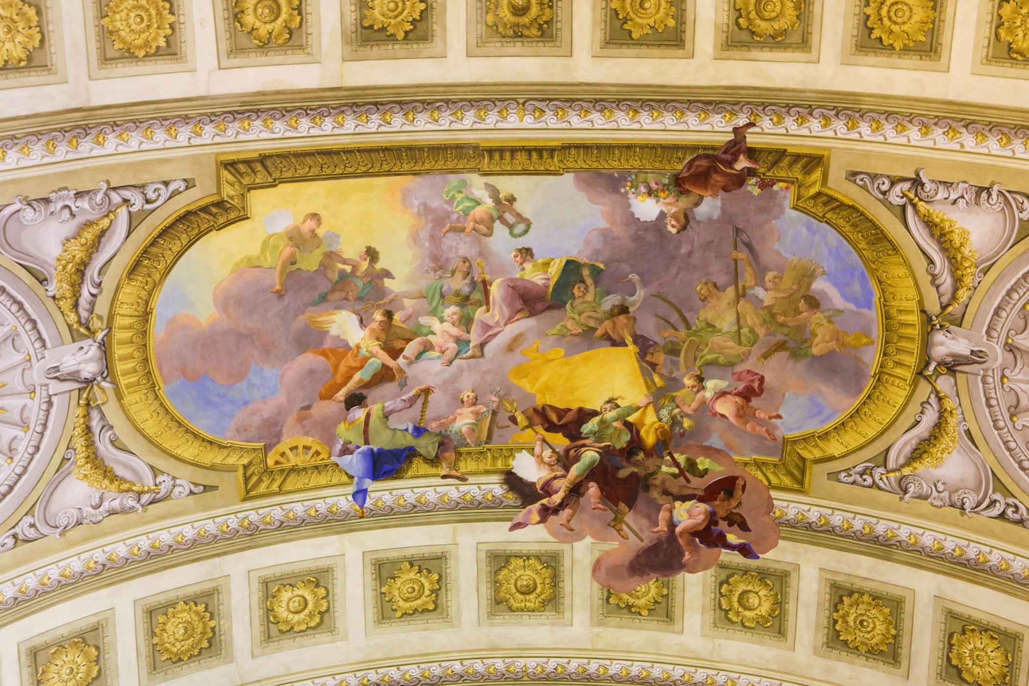 Một bức bích họa trên trần bên trong Đại sảnh Quốc gia ở Cung điện Hofburg, Vienna. (Ảnh: jorisvo/Shutterstock)