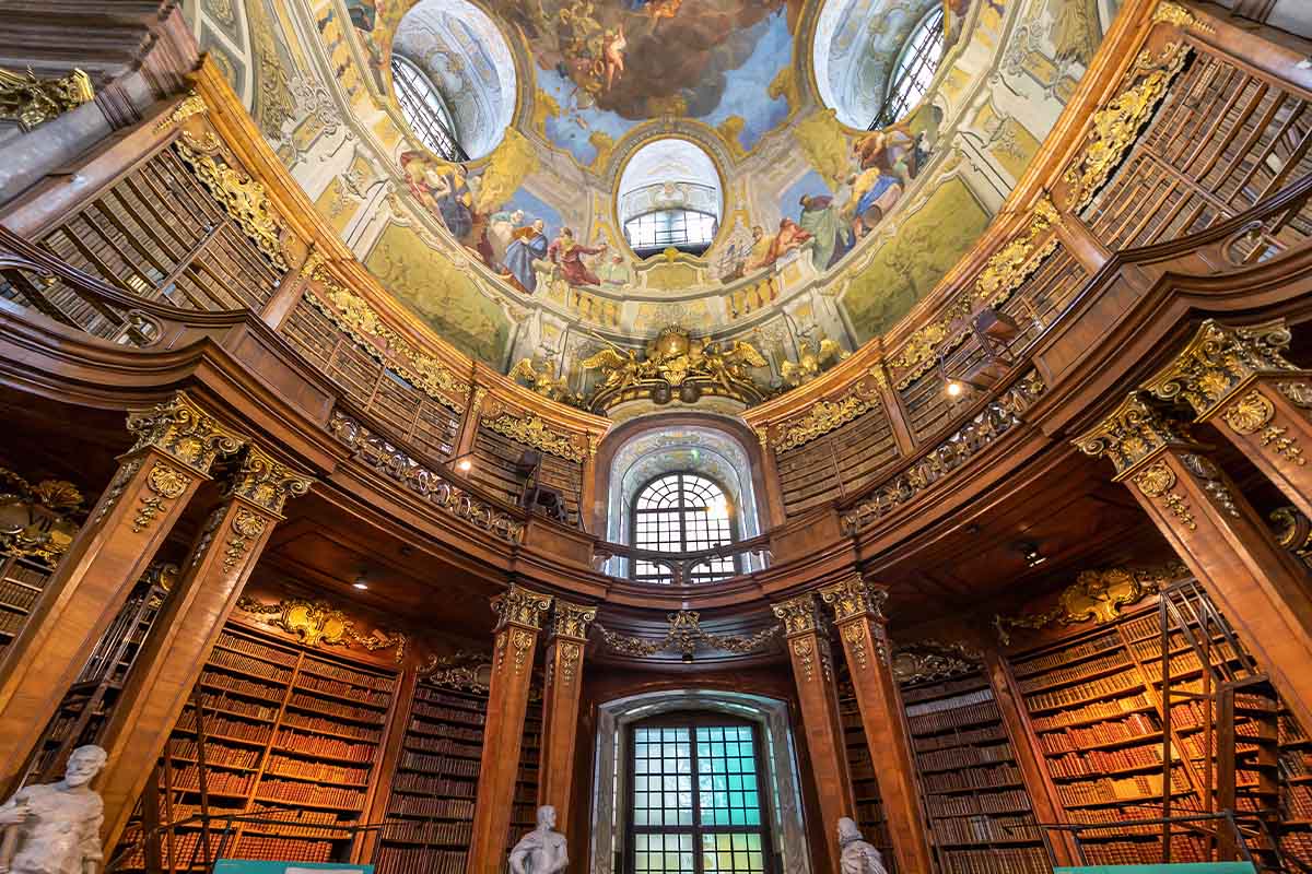 Bên trong Thư viện Quốc gia Áo. (Ảnh: agsaz/Shutterstock)