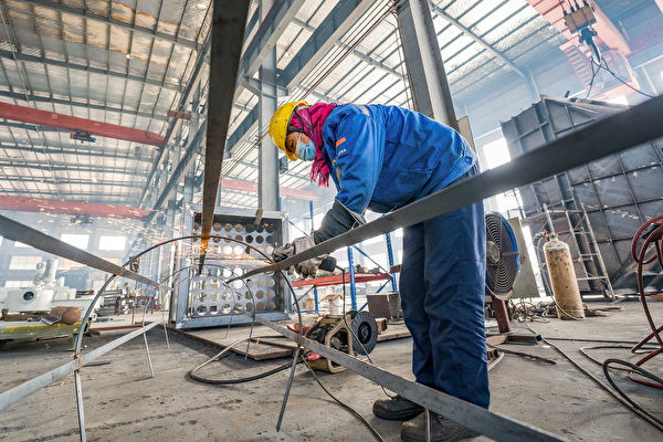 Một nhân viên đang sản xuất thiết bị gia công vật liệu xây dựng tại một nhà máy ở thành phố Nam Thông, Giang Tô, hôm 05/12/2023. (Ảnh: STR/AFP)