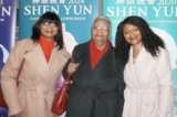 Bà Karen Bethnel, bà Tracey Silvermore (phải) và mẹ (giữa) sau khi thưởng thức Nghệ thuật Biểu diễn Shen Yun tại New Theatre Oxford, Vương quốc Anh, hôm 04/01/2024. (Ảnh: Mary Mann/The Epoch Times)
