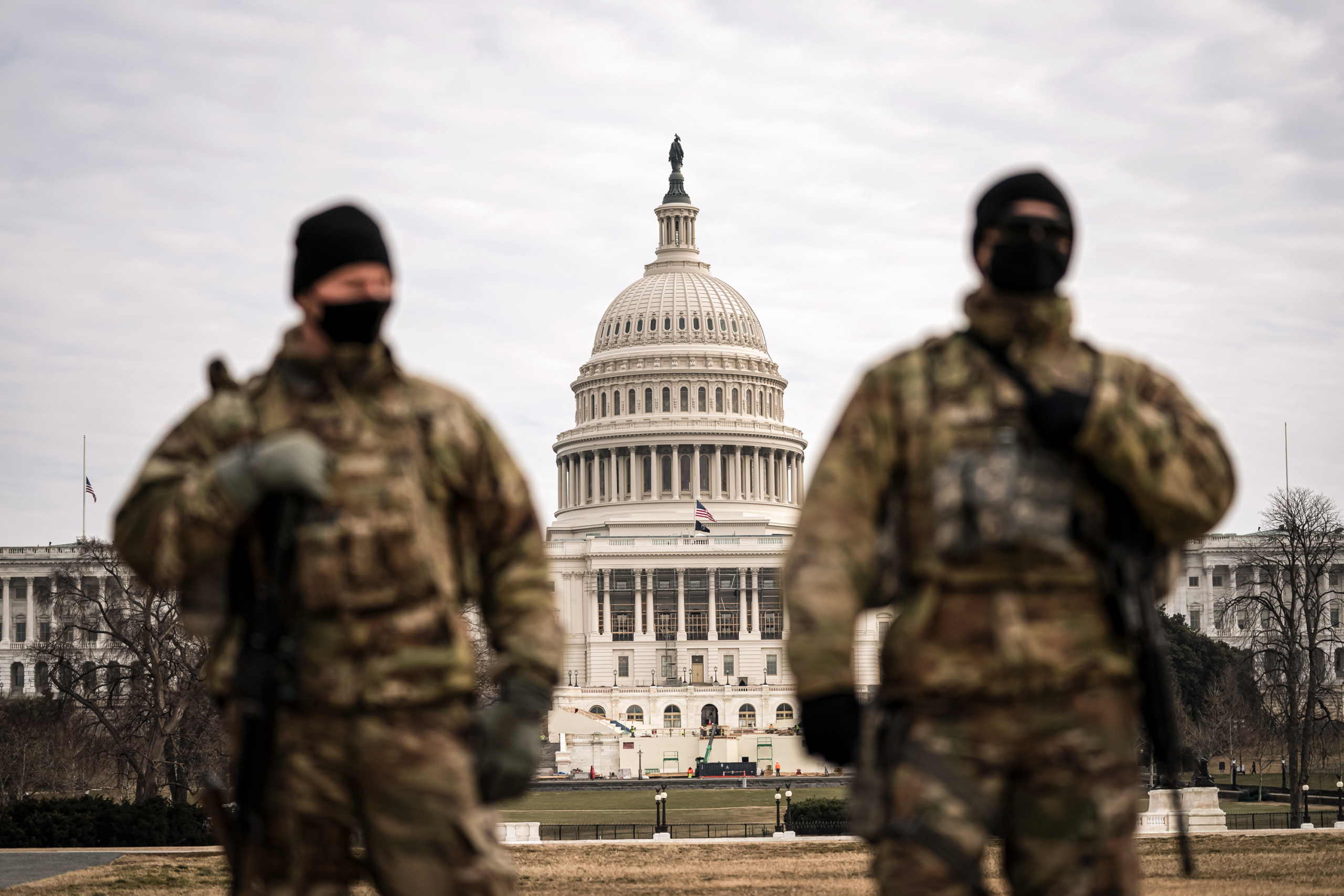 Các thành viên của Lực lượng Vệ binh Quốc gia tuần tra khu vực bên ngoài Tòa nhà Capitol Hoa Kỳ trong phiên tòa đàn hặc cựu Tổng thống Donald Trump tại Tòa nhà Capitol ở Hoa Thịnh Đốn vào ngày 10/02/2021. (Ảnh: Jose Luis Magana/AP Photo)