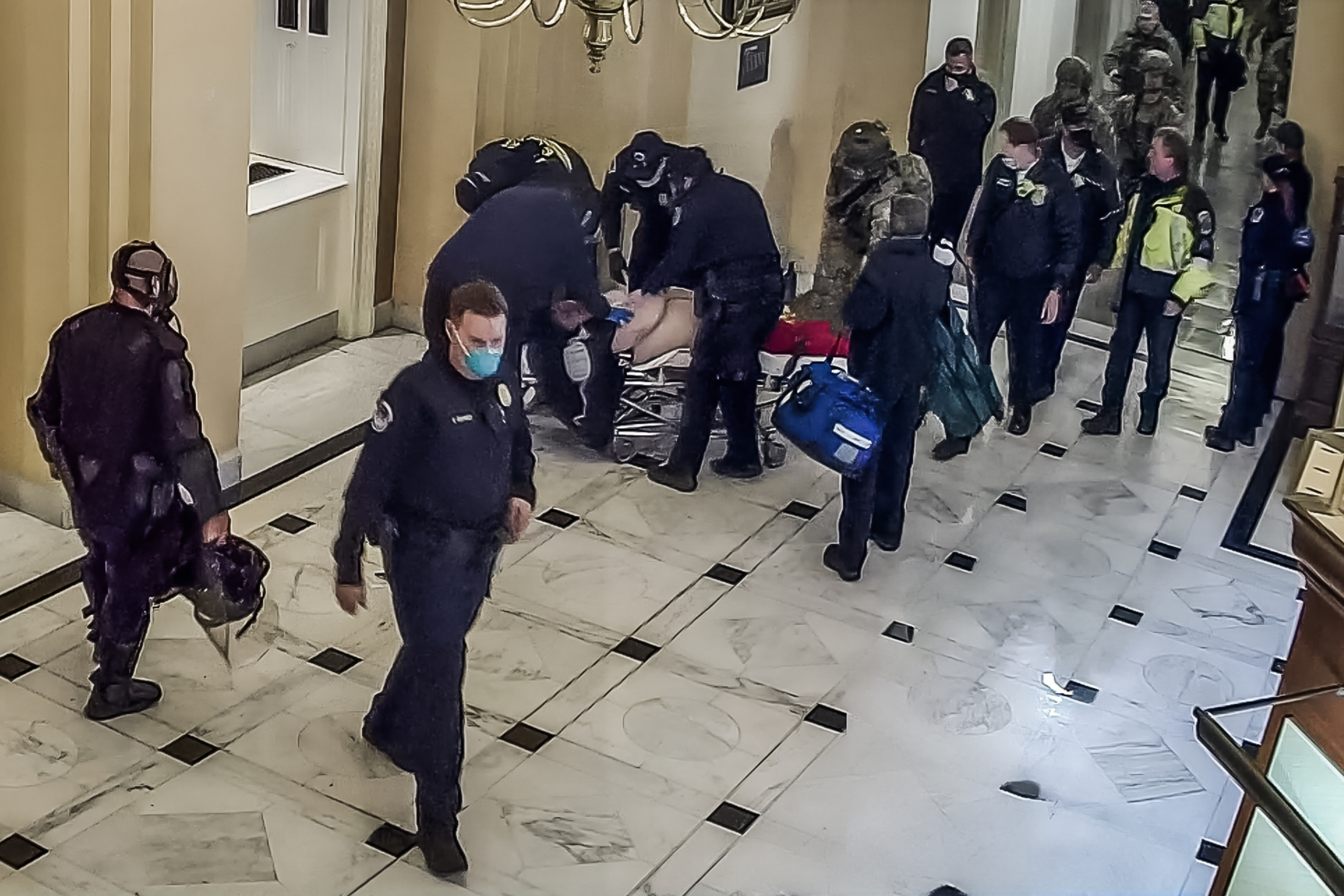 Nhân viên y tế chặn cáng chở cô Rosanne Boyland gần Cửa Cánh Hạ viện tại Tòa nhà Quốc hội Hoa Kỳ và chuyển cô ấy xuống tầng để tiếp tục hô hấp nhân tạo vào ngày 06/01/2021. (Ảnh: Cảnh sát Tòa nahf Capitol Hoa Kỳ/Ảnh chụp màn hình qua The Epoch Times)