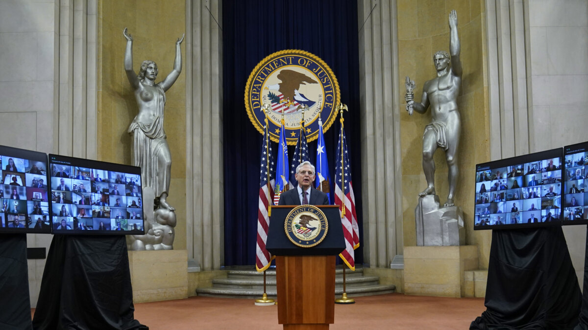 Tổng Chưởng lý Merrick Garland nói tại Bộ Tư pháp ở Hoa Thịnh Đốn vào ngày 05/01/2022. (Ảnh: Carolyn Kaster/Pool qua Getty Images)