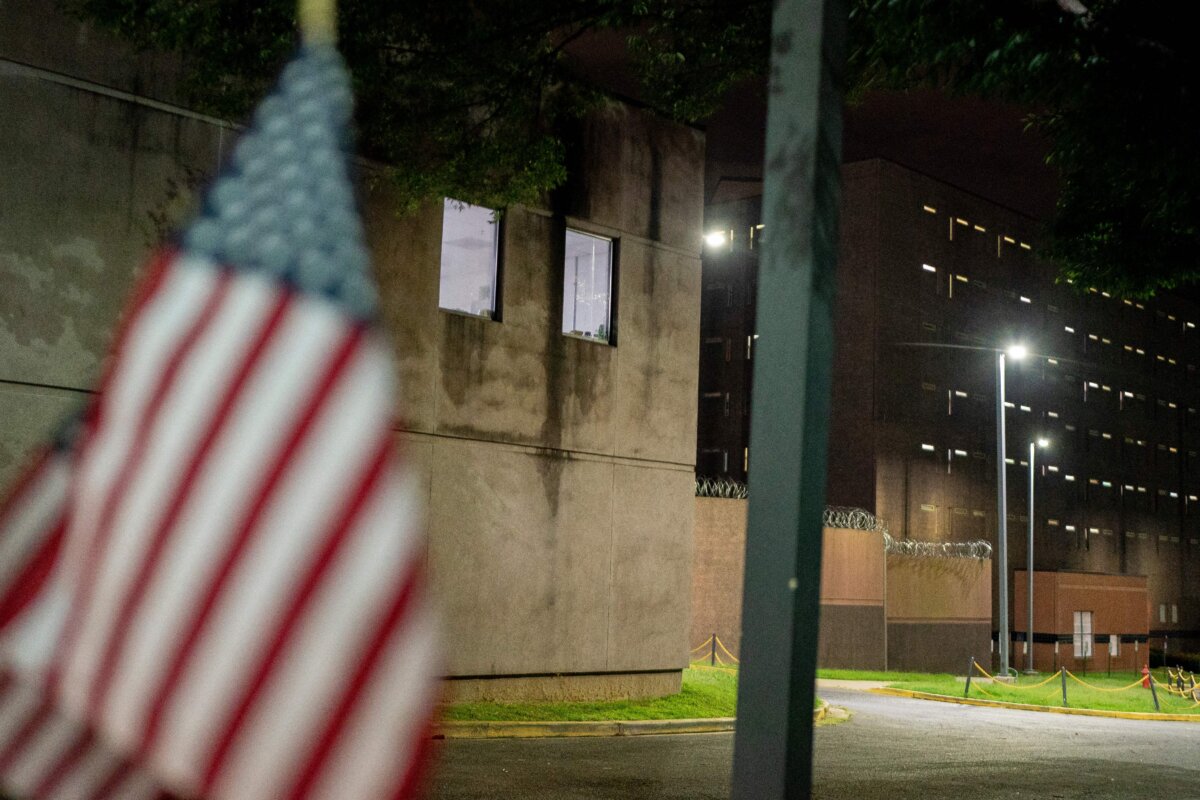 Quốc kỳ Hoa Kỳ được treo trước Cơ sở Cải huấn D.C trong một cuộc biểu tình ủng hộ những người bị cầm tù do tham gia vào Vụ xâm phạm Tòa nhà Quốc Hội ngày 06/01 ở Hoa Thịnh Đốn, vào ngày 30/08/2022. (Ảnh: Stefani Reynolds/AFP qua Getty Images )