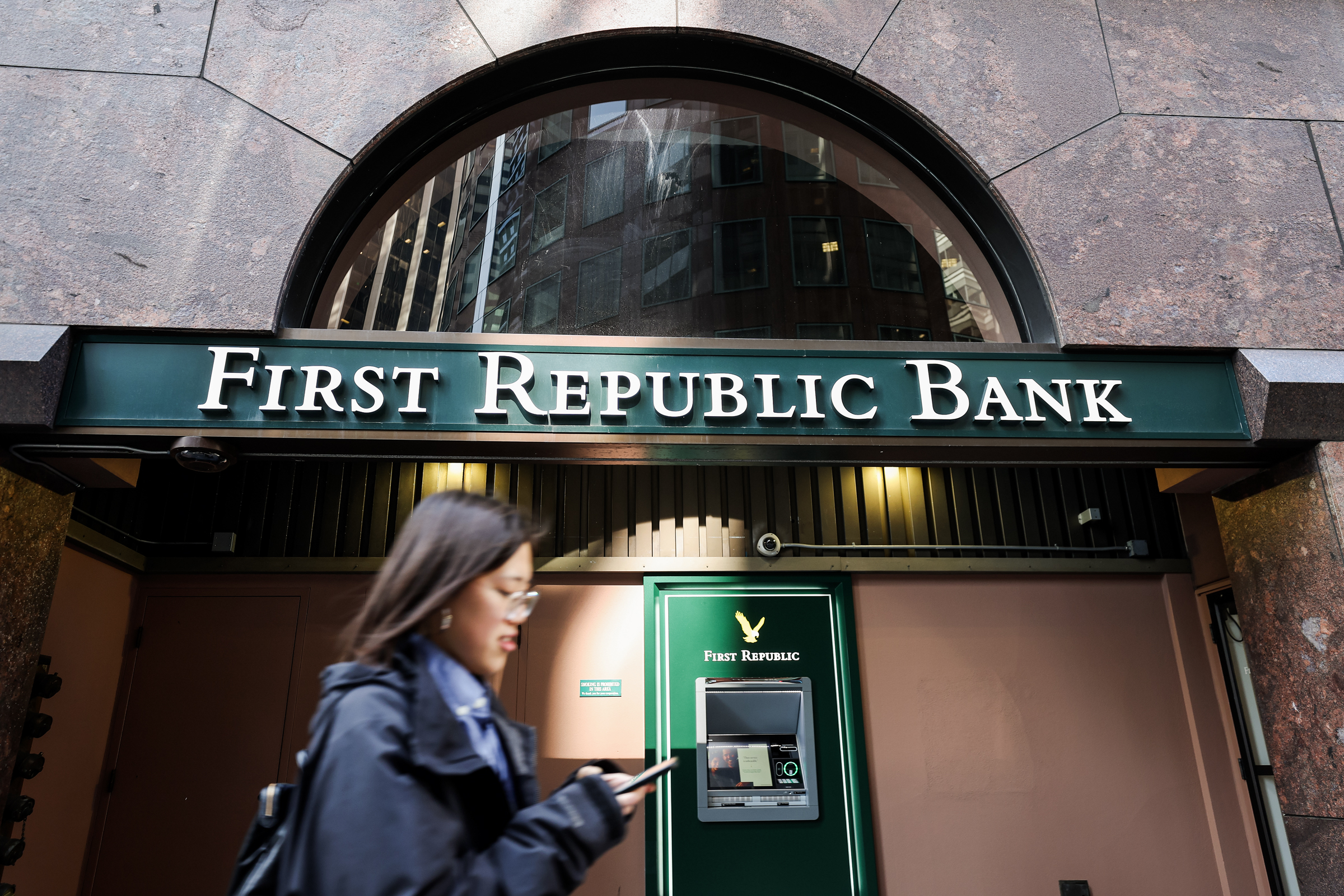 Một người đi bộ đi ngang qua một chi nhánh First Republic Bank ở San Francisco hôm 16/03/2023. (Ảnh: Justin Sullivan/Getty Images)