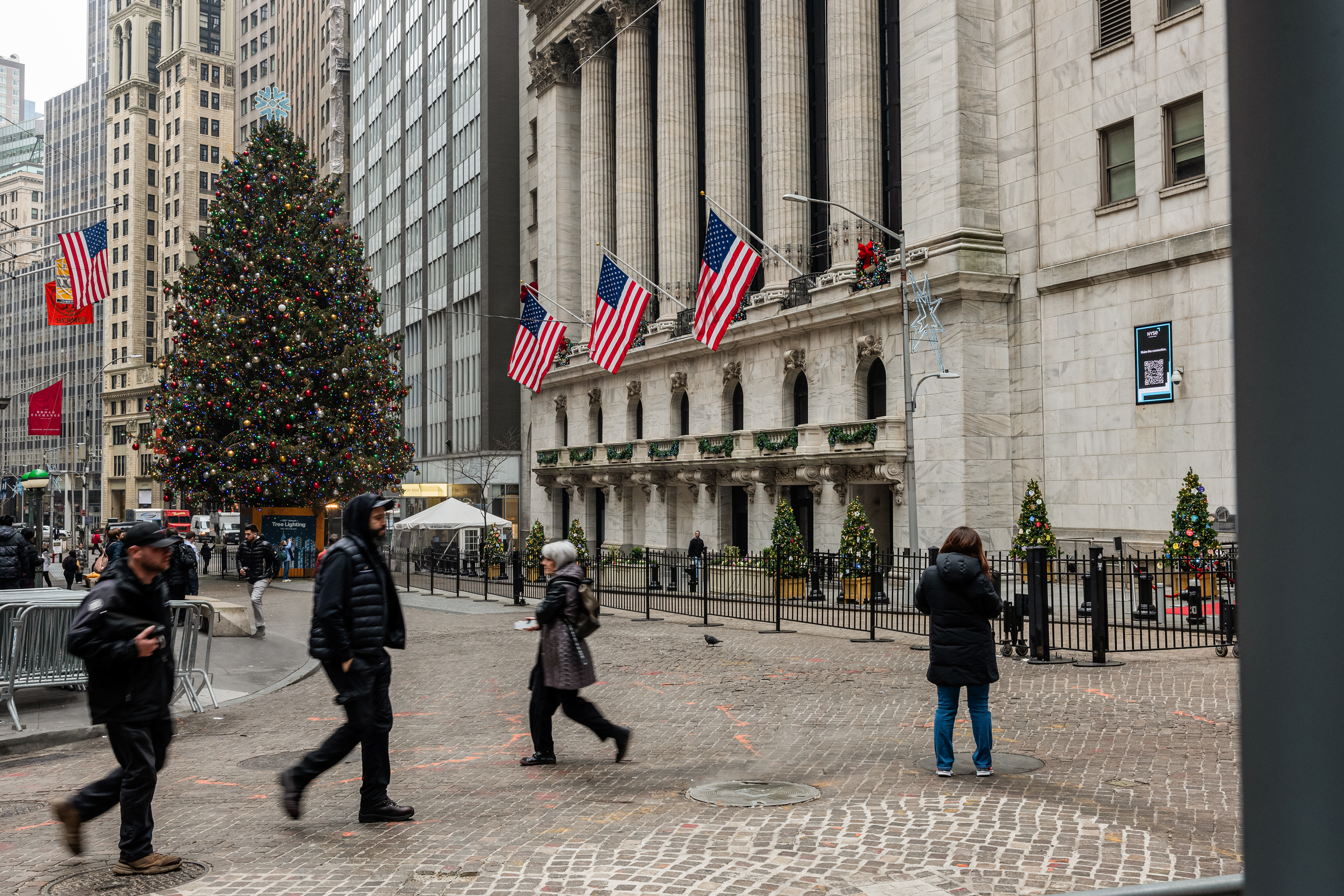 Mọi người đi ngang qua Sở Giao dịch Chứng khoán New York ở thành phố New York hôm 26/12/2023. (Ảnh: Spencer Platt/Getty Images)