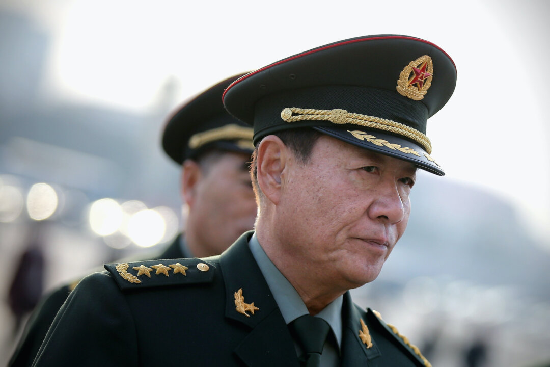 Đại diện quân sự Trung Quốc đương thời Tướng Lưu Nguyên (Liu Yuan), chính ủy của Tổng cục Hậu cần Quân Giải phóng Nhân dân Trung Quốc, đến Đại lễ đường Nhân dân, ở Bắc Kinh, Trung Quốc, vào ngày 12/03/2015. (Ảnh: Feng Li/Getty Images)