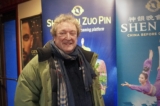 Nhà sản xuất phim điện ảnh John Peter Kinkead thưởng thức Nghệ thuật Biểu diễn Shen Yun tại Nhà hát New Theatre ở thành phố Oxford, Vương quốc Anh, chiều hôm 06/01//2024. (Ảnh: Mary Mann/Epoch Times)