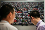 Những người tham gia được nhìn thấy trên màn hình camera an ninh CCTV tại Hội nghị Trí tuệ Nhân tạo Thế giới ở Thượng Hải, Trung Quốc, hôm 06/07/2023. (Ảnh: Wang Zhao/AFP qua Getty Images)