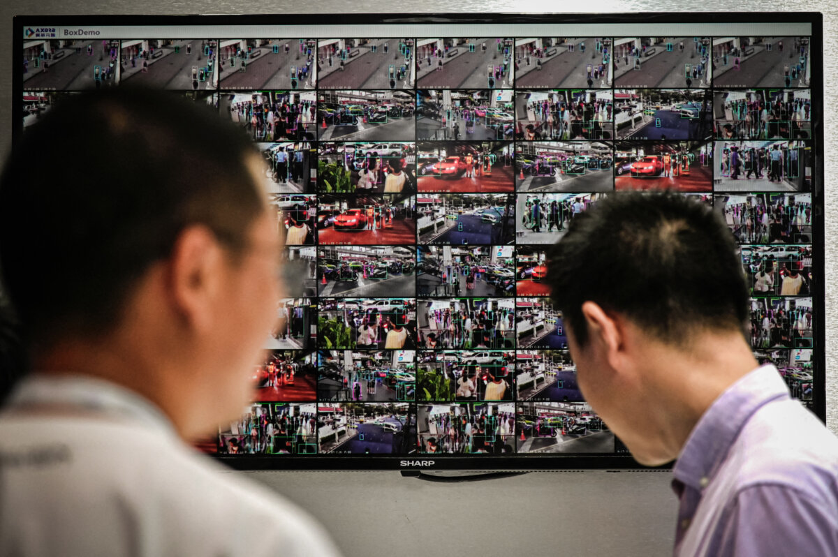 Người dân được nhìn thấy trên các màn hình từ hệ thống camera an ninh truyền tín hiệu mạch kín (CCTV) tại Hội nghị Trí tuệ Nhân tạo Thế giới ở Thượng Hải, Trung Quốc, hôm 06/07/2023. (Ảnh: Wang Zhao/AFP qua Getty Images)