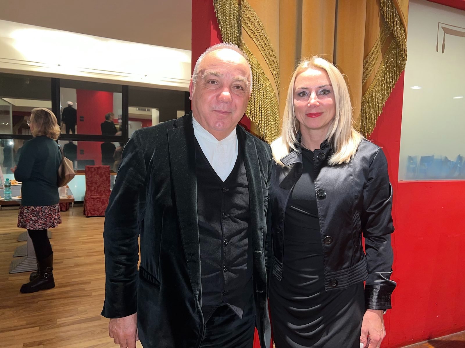 Ông Giovanni Chessa và một người bạn tại chương trình Nghệ thuật Biểu diễn Shen Yun ở Nhà hát Lirico, Ý, hôm 05/01/2024. (Ảnh: Shi Ping/The Epoch Times)