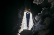 Hỏa tiễn hoàn toàn mới, Vulcan Centaur của United Launch Alliance (ULA), cất cánh từ Tổ hợp Phóng Không gian 41d tại Trạm Lực lượng Không gian Cape Canaveral ở Cape Canaveral, Florida, cho chuyến hành trình đầu tiên, mang theo tàu đổ bộ mặt trăng Peregrine Lunar Lander của Astrobotic, hôm 08/01/2024. (Ảnh: Chandan Khanna/AFP)