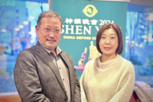 Ông bà Sekiguchi thưởng thức chương trình Nghệ thuật Biểu diễn Shen Yun tại Nhà hát Omiya Sonic City ở quận Saitama, Nhật Bản, hôm 07/01/2024. (Ảnh: Zhang Ying/The Epoch Times)