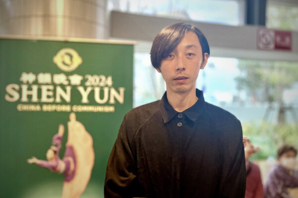 Anh Vương Thượng Bằng (Shangpeng Wang) thưởng thức chương trình Nghệ thuật Biểu diễn Shen Yun tại Nhà hát Omiya Sonic City ở quận Saitama, Nhật Bản, hôm 07/01/2024. (Ảnh: Zhang Ying/The Epoch Times)