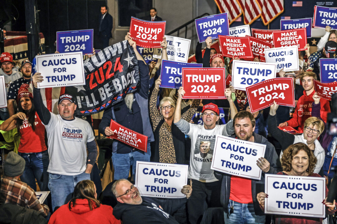 Những người ủng hộ chờ đợi sự xuất hiện của ứng cử viên tổng thống Đảng Cộng Hòa Donald Trump trong cuộc biểu tình “Cam kết với Cuộc họp bầu” ở Clinton, Iowa, hôm 06/01/2024. (Ảnh: Tannen Maury/afp/AFP qua Getty Images)