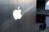 Công an phong tỏa khu vực gần cửa hàng lớn nhất của Apple ở Bắc Kinh vào ngày 13/01/2012. (Ảnh: Feng Li/Getty Images)