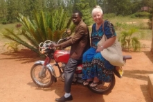 Bà Margaret Nelson trên một chuyến xe khi đi làm ở Châu Phi. (Ảnh được sự cho phép của Margaret Nelson)
