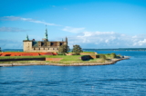 Lâu đài Kronborg đứng sừng sững tại lối vào eo biển Oresund, eo biển ngăn cách giữa Thụy Điển và Đan Mạch ở phía đông bắc Đan Mạch, và là kiệt tác của kiến trúc Phục Hưng Hà Lan. Lâu đài này là một khu phức hợp bốn tòa nhà, bao chung quanh là các tháp canh và ngọn tháp vươn cao. (Ảnh: anderm/Shutterstock)