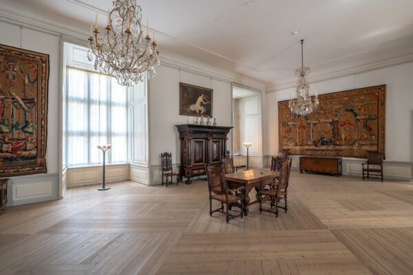 Phòng ngủ của nhà vua, tọa lại bên trong các căn hộ của hoàng gia, nằm ở tầng một của Lâu đài Kronborg. Ban đầu được vua Frederick Đệ nhị trang bị nội thất vào khoảng năm 1576, các căn hộ được trang trí lại sau trận hỏa hoạn năm 1629. Phòng này có sàn gỗ, thảm trang trí trên tường, và đồ nội thất Hà Lan từ thế kỷ 17. (Ảnh: Diego Grandi/Shutterstock)