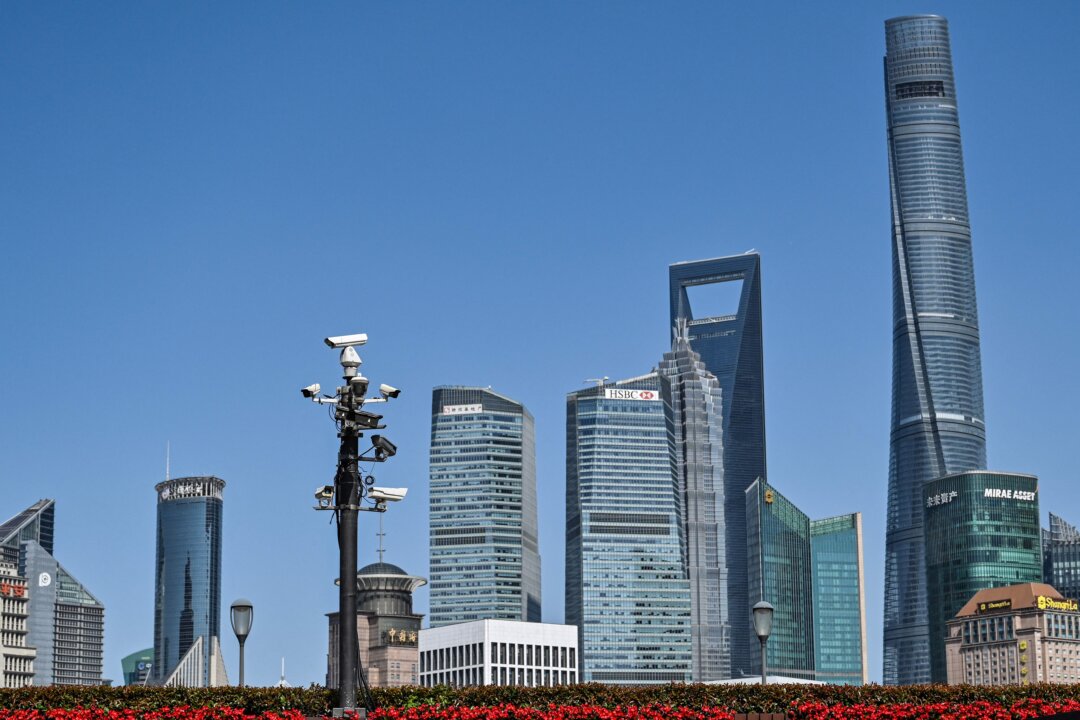 Một tháp camera an ninh (ở giữa bên trái) tại Bến Thượng Hải, phía sau là khu tài chính Lục Gia Chủy, ở Thượng Hải, hôm 23/05/2023. (Ảnh: Hector Retamal/AFP qua Getty Images)
