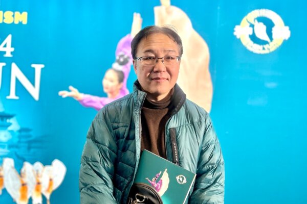 Ông Osamu Yamakuchi thưởng thức Nghệ thuật Biểu diễn Shen Yun tại Nhà hát Omiya Sonic City ở quận Saitama, Nhật Bản, hôm 08/01/2024. (Ảnh: Niu Bin/The Epoch Times)