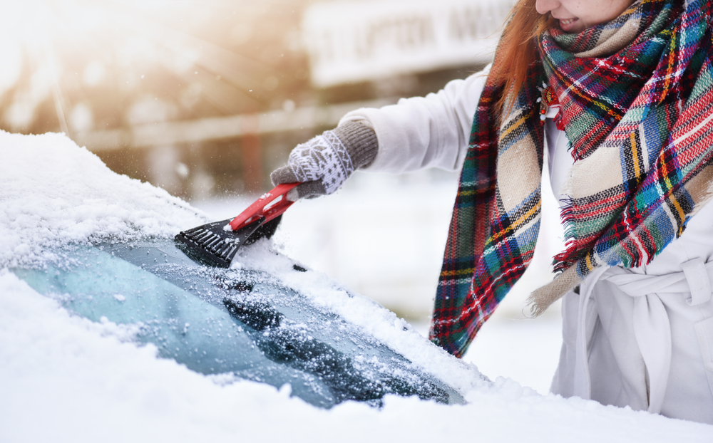 Dụng cụ cào tuyết trên kính chắn gió, bơm lốp, và xẻng là các vật dụng hữu ích cần giữ trong xe phòng trường hợp khẩn cấp. (Ảnh: Krasula/Shutterstock)