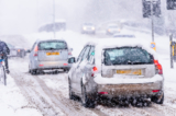 Chuẩn bị phương tiện di chuyển cho mùa đông bằng cách kiểm tra lốp xe và ắc quy để bảo đảm chúng ở trong tình trạng tốt. (Ảnh: Jevanto Productions/Shutterstock)