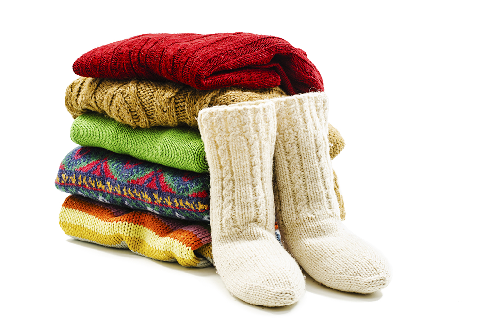 Chăn len và quần áo sẽ cần thiết trong trường hợp nhiệt độ giảm và ắc quy xe cạn bình. (Ảnh: JEKA/Shutterstock)