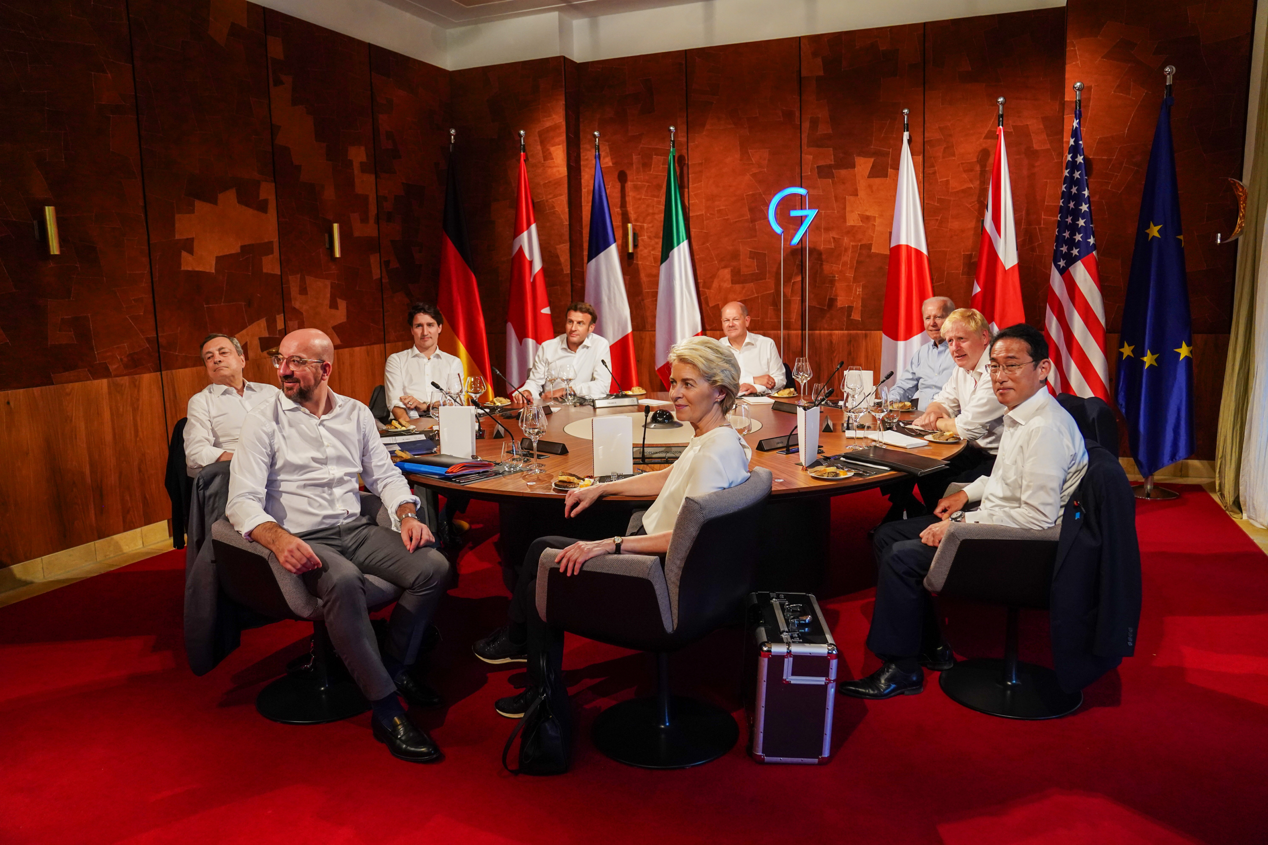 Các nhà lãnh đạo G7 từ châu Âu, Nhật Bản, Canada, và Hoa Kỳ tham dự bữa tối bàn công việc trong hội nghị thượng đỉnh G7 ở Schloss Elmau, Đức, vào ngày 26/06/2022. (Ảnh: Stefan Rousseau-Pool/Getty Images)