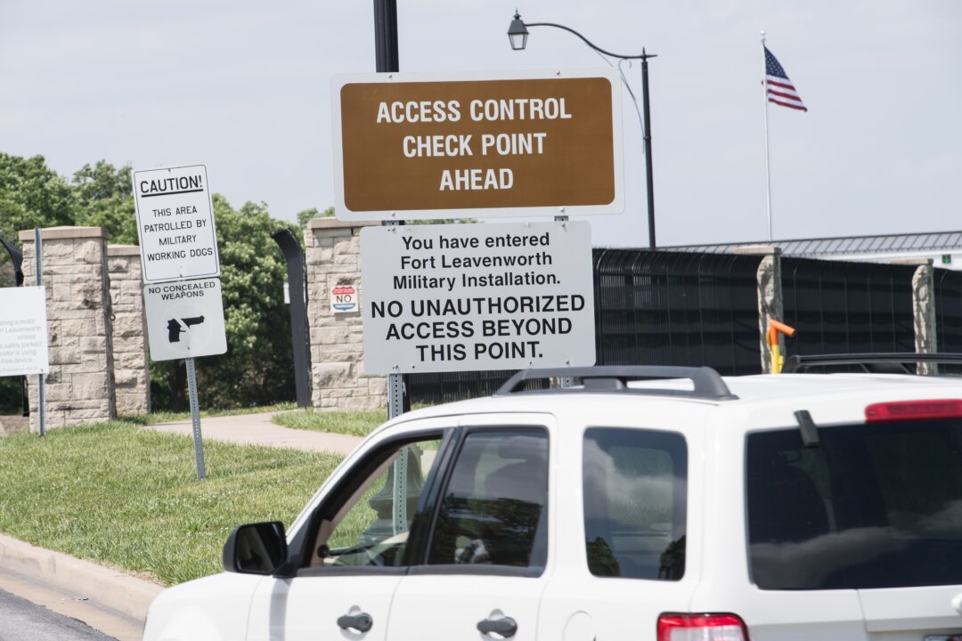Một chiếc xe hơi chạy ngang qua tấm biển báo ở lối vào cơ sở Pháo đài Leavenworth của Quân đội Hoa Kỳ ở Leavenworth, Kansas, vào ngày 16/05/2017. (Ảnh: Nicholas Kamm/AFP qua Getty Images)