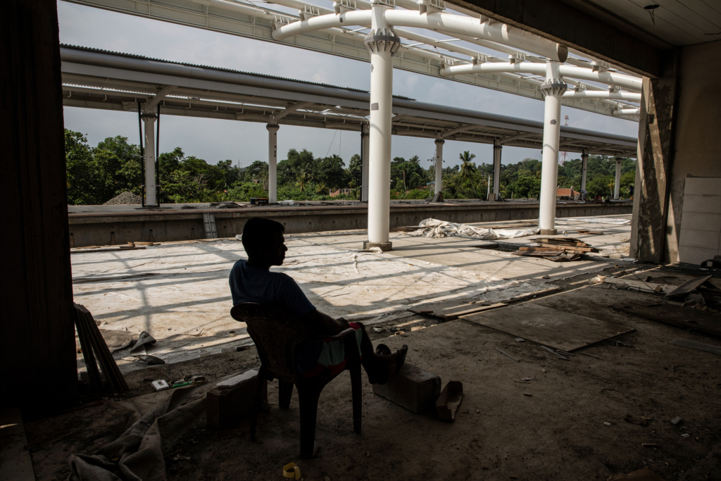 Công nhân Trung Quốc giúp xây dựng một nhà ga xe lửa mới do Trung Quốc quản lý và thiết kế ở Beliatta, Sri Lanka, ngày 18/11/2018. (Ảnh: Paula Bronstein/Getty Images)