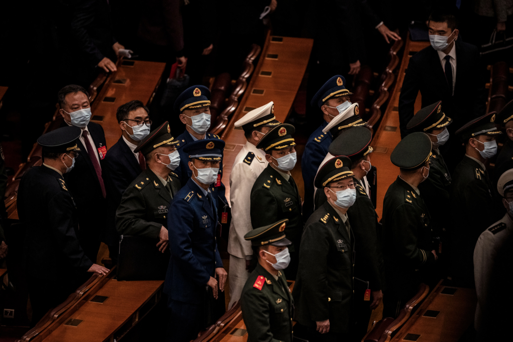 Các đại biểu quân đội Trung Quốc rời phiên bế mạc Đại hội Toàn quốc Lần thứ 20 của Đảng Cộng sản Trung Quốc, tại Bắc Kinh hôm 22/10/2022. (Ảnh: Kevin Frayer/Getty Images)