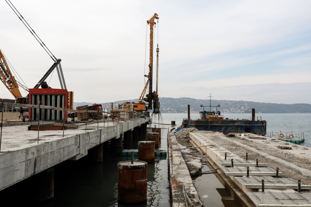 Một dàn khoan tại công trường trong dự án xây dựng nền tảng tiếp vận mới tại cảng mới của Trieste, nơi đang chuẩn bị mở cửa cho Trung Quốc như một phần của thỏa thuận Vành đai và Con đường, tại Trieste, Ý, vào ngày 03/04/2019. (Ảnh: Marco Di Lauro/Getty Images)