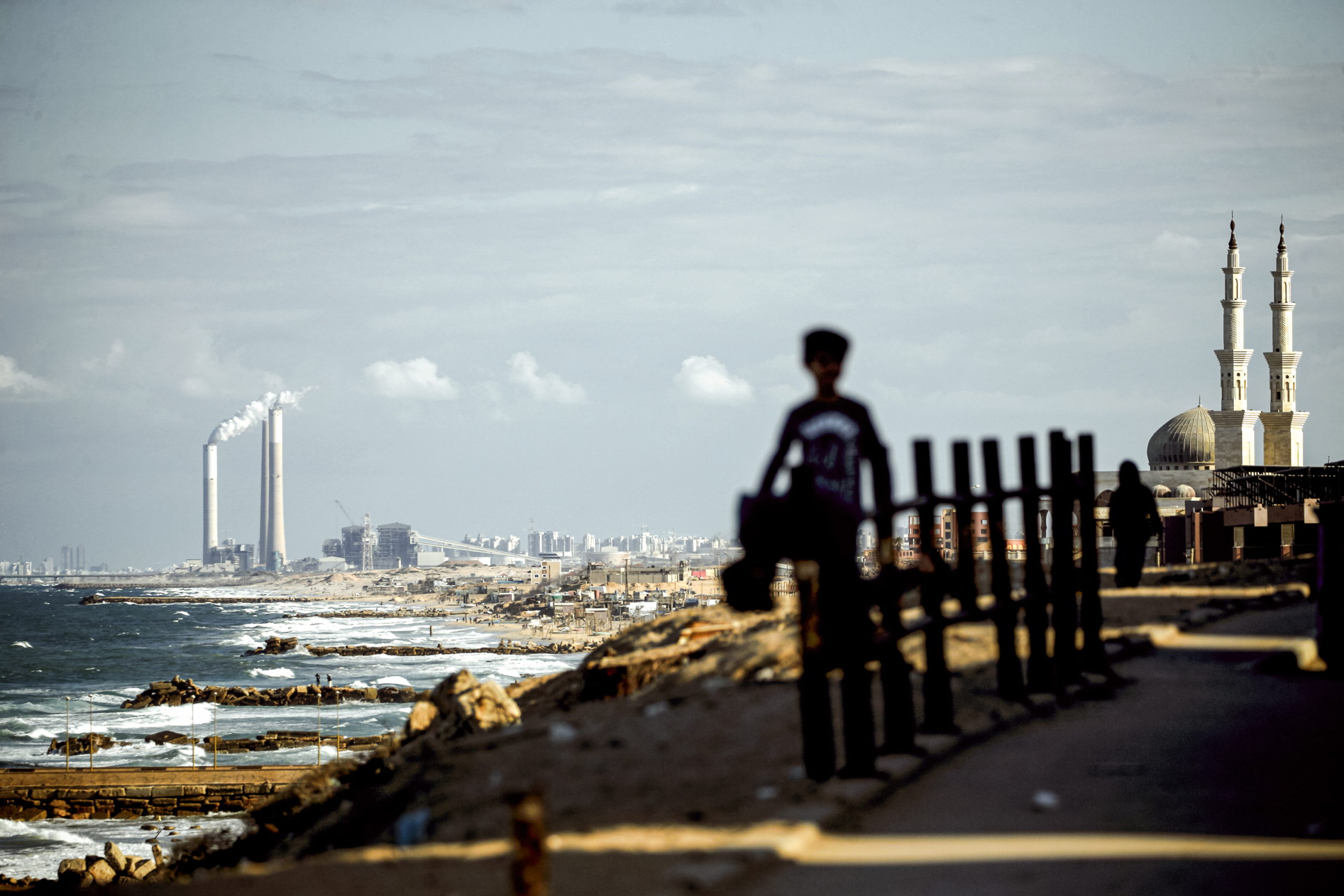 Các tòa nhà trong trại tị nạn al-Shati ở thành phố Gaza, ở phía xa là thành phố cảng Ashkelon của Israel, vào ngày 06/12/2019. (Ảnh: Mohammed Abed/AFP qua Getty Images)