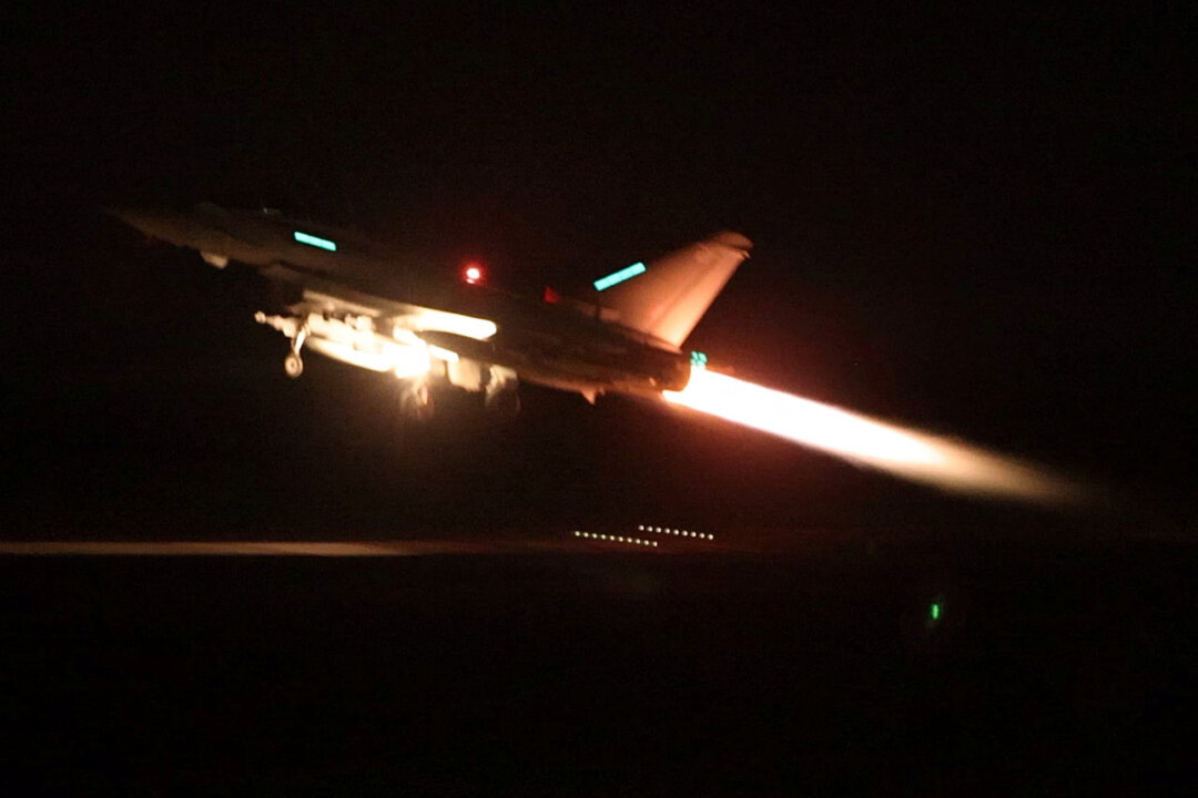 Một phi cơ Typhoon của RAF cất cánh gia nhập đội bay của liên minh do Hoa Kỳ dẫn đầu từ RAF Akrotiri để tiến hành các cuộc không kích nhắm vào các mục tiêu quân sự ở Yemen, hướng đến lực lượng dân quân Houthi do Iran hậu thuẫn vốn đã và đang nhắm mục tiêu vào hoạt động vận chuyển quốc tế trên Hồng Hải, ở Cyprus, trong bức ảnh tư liệu phát hành hôm 12/01/2024. (Ảnh: UK MOD/Tư liệu báo chí qua Reuters)