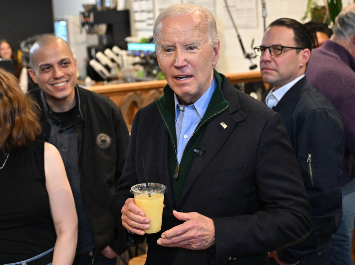 Tổng thống Joe Biden nói chuyện với các phóng viên khi ông ghé thăm một quán cà phê ở Emmaus, Pennsylvania, hôm 12/01/2024. (Ảnh: Mandel Ngan/AFP qua Getty Images)