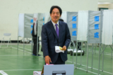 Phó Tổng thống Đài Loan và ứng cử viên tổng thống của Đảng Dân chủ Tiến bộ (DPP) cầm quyền Lại Thanh Đức (Lai Ching-te) đi bỏ phiếu ở thành phố Đài Nam, Đài Loan, hôm 13/01/2024. (Ảnh: Annabelle Chih/Getty Images)