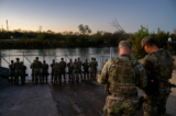 Các binh sĩ thuộc lực lượng Vệ binh Quốc gia đứng bên bờ sông Rio Grande tại Công viên Shelby ở Eagle Pass, Texas, hôm 12/01/2024. (Ảnh: Brandon Bell/Getty Images)