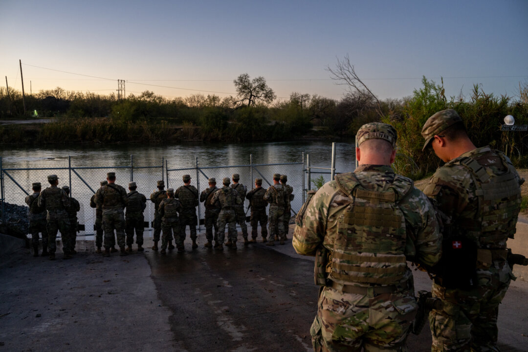 Các binh sĩ thuộc lực lượng Vệ binh Quốc gia đứng bên bờ sông Rio Grande tại Công viên Shelby ở Eagle Pass, Texas, hôm 12/01/2024. (Ảnh: Brandon Bell/Getty Images)